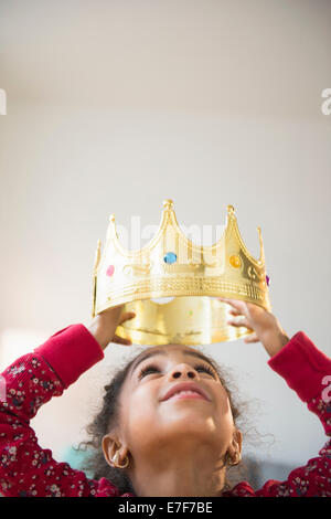 Afroamerikanische Mädchen tragen goldene Krone Stockfoto