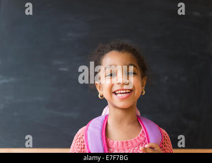Afroamerikanische Mädchen lächelnd im Klassenzimmer Stockfoto