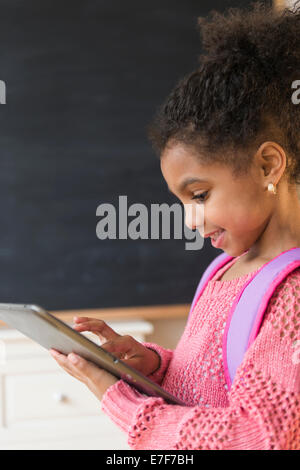 Afroamerikanische Mädchen mit Tablet-Computer im Klassenzimmer Stockfoto