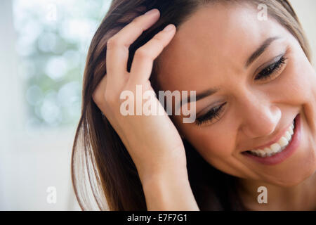 Frau mit Fingern durch ihr Haar Stockfoto