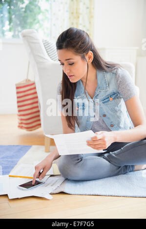 Frau mit Handy und Notizen Stockfoto