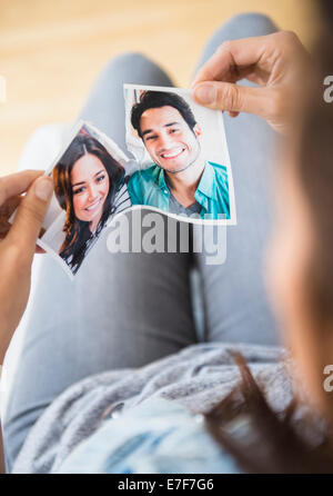 Frau aufreißen Bild von sich mit Ex-Freund Stockfoto