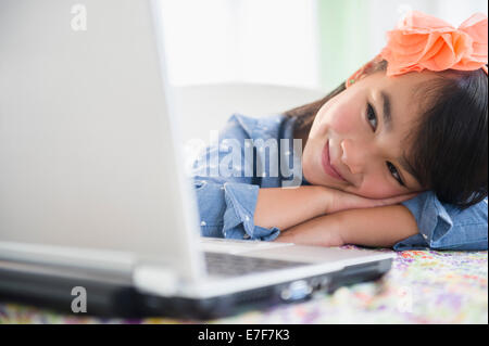 Philippinische Mädchen mit Laptop am Schreibtisch Stockfoto