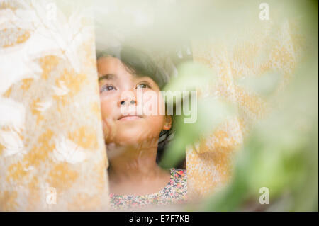 Philippinische Mädchen suchen Fenster Stockfoto