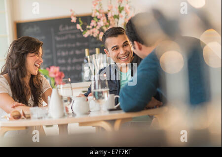 Spanische Freunde sprechen im café Stockfoto