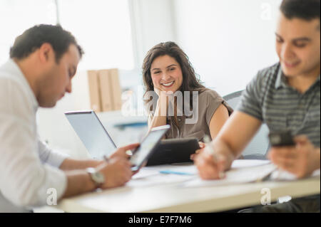 Hispanische Geschäftsleute arbeiten im Büro Stockfoto