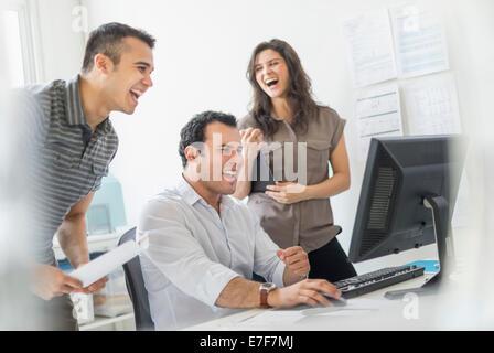 Hispanische Geschäftsleute gemeinsam lachen im Büro Stockfoto