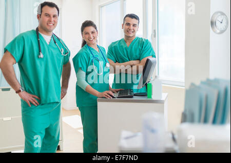 Hispanische Krankenschwestern im Krankenhaus lächelnd Stockfoto