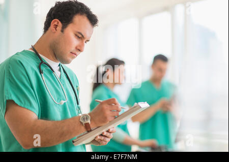 Hispanische Krankenschwester lesen medizinischen Diagramm im Krankenhaus Stockfoto