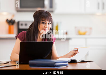 Hispanische Geschäftsfrau, die zu Hause arbeiten Stockfoto