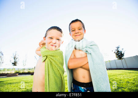 Kaukasischen jungen tragen Handtuch Umhänge im Hinterhof Stockfoto