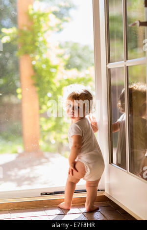 Kaukasische Kleinkind in Tür stehe Stockfoto