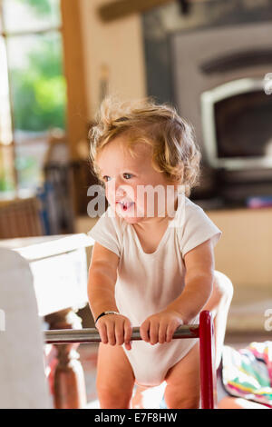 Kaukasische Kleinkind im Wohnzimmer stehen Stockfoto