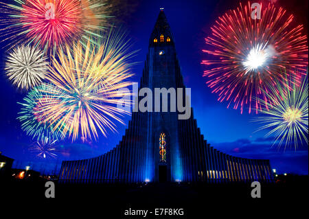 Feuerwerke, die explodiert über Denkmal im Nachthimmel, Reykjavik, Hofudborgarsvaedi, Island Stockfoto