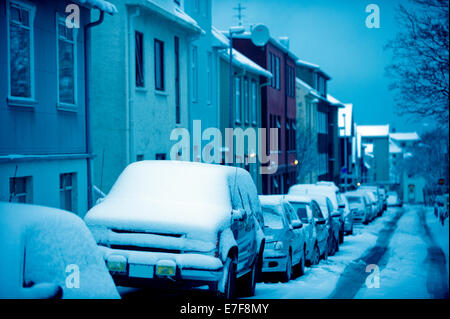 Schnee bedeckt auf städtische Straße geparkten Autos Stockfoto