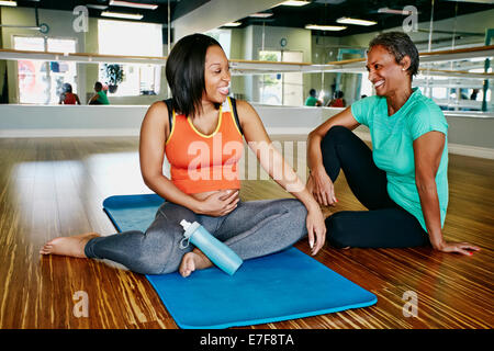 Frauen reden im Yoga-studio Stockfoto