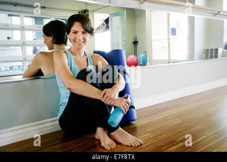 Kaukasische Frau lächelnd in Yoga-studio Stockfoto