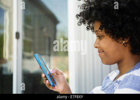 Gemischte Rassen Frau mit Handy im freien Stockfoto