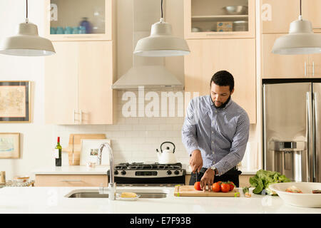 Gemischte Rassen Mann in Küche Stockfoto