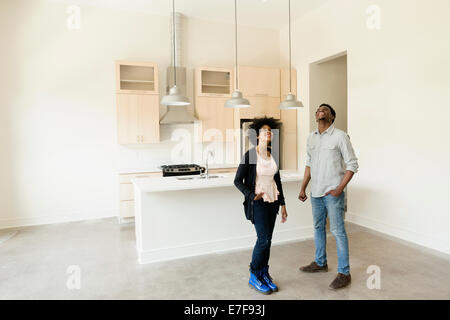 Paar steht in der Küche im neuen Haus Stockfoto