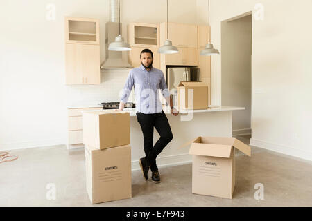 Gemischte Rassen Mann steht im neuen Haus Stockfoto