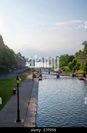 Schlösser in Rideau-Kanal unter blauem Himmel, Ottawa, Ontario, Kanada Stockfoto