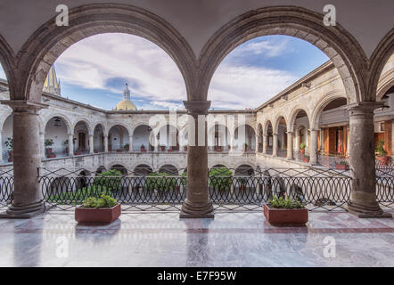 Bögen und Innenhof des Gouverneurs-Palast, Guadalajara, Jalisco, Mexiko Stockfoto