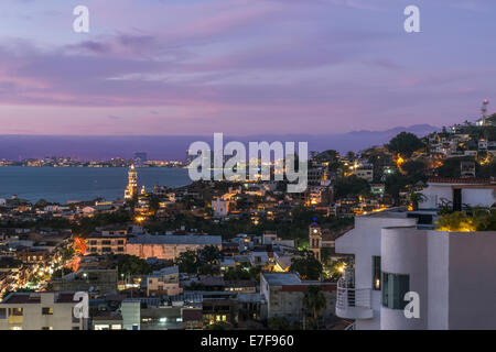 Luftaufnahme des beleuchteten Stadtbild in der Abenddämmerung Stockfoto