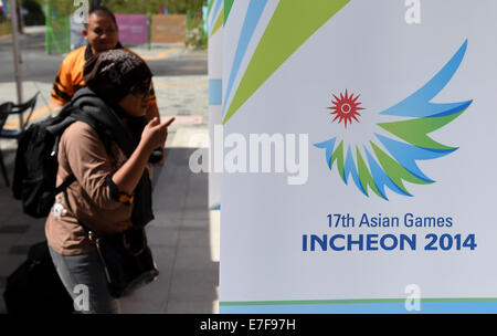 Incheon, Südkorea. 16. Sep, 2014. Ein malaysischer Journalist ist im Media Village der 17. Asian Games in Incheon, Südkorea, 16. September 2014 gesehen. Das Medien-Dorf befindet sich in Guwol Dong, Incheon, 10 Kilometer entfernt von der Main Presse Cente. Es besteht aus 15 Wohnhäuser, die insgesamt 2.900 Zimmer. Die 17. Asian Games wird vom Sept. 19 Okt. 4 stattfinden. Bildnachweis: Lin Yiguang/Xinhua/Alamy Live-Nachrichten Stockfoto