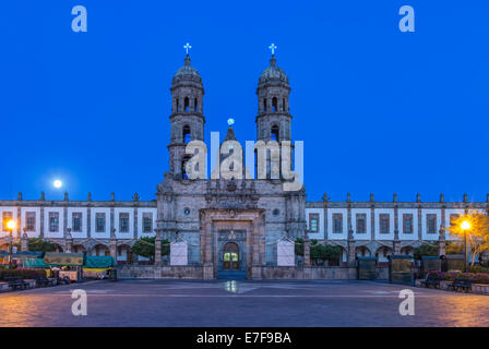 Reich verzierte Kirche mit Blick auf Stadtplatz in der Abenddämmerung, Zapapan, Jalisco, Mexiko Stockfoto