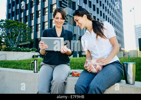 Unternehmerinnen mit Tablet-PC in Stadt Stockfoto