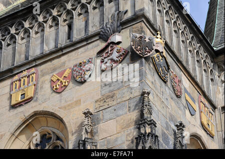 Eine Reihe von Wappen an der Außenwand des alten Rathauses in der City von Prag, Tschechien. Stockfoto