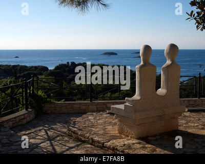 Skulptur in Vrsar, Kroatien, mit Blick auf Meer und kleine Inseln. Stockfoto