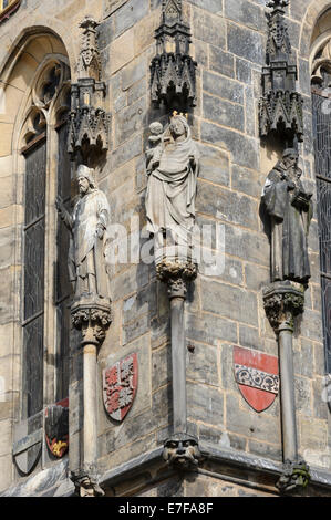 Nahaufnahme des historischen Skulpturen an der Außenseite des alten Rathauses, Prag, Tschechische Republik. Stockfoto