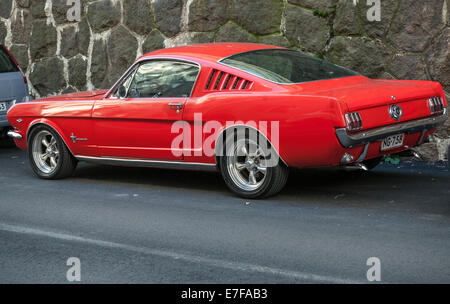 HELSINKI, Finnland - 13. September 2014: Rote Vintage Ford Mustang 289 steht auf einer Straßenseite des Helsinki geparkt Stockfoto