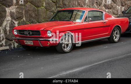 HELSINKI, Finnland - 13. September 2014: Roten Ford Mustang 289 steht auf einer Straßenseite des Helsinki geparkt Stockfoto