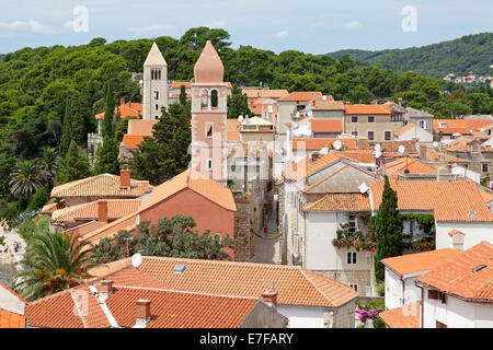 Blick auf die Altstadt mit zwei Kirche überragt vom Turm der Marienkirche der Seligen, Stadt Rab, Insel Rab, Kroatien Stockfoto