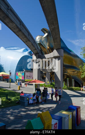 EMP Museum und Seattle Center monorail Stockfoto