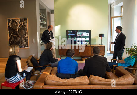 Berlin, Deutschland. 16. Sep, 2014. Direktor Gerätezertifizierung des Anbieters auf Abruf Internet Streaming-Medien Netflix, Bernd Hoidin (L), Director Business Development Europa von Netflix, Rene Rummel, demonstrieren den Dienst bei einem Pressegespräch in Berlin, Deutschland, 16. September 2014. Netflix bietet Internet-video-streaming für eine monatliche Gebühr. Foto: BERND VON JUTRCZENKA/DPA/Alamy Live-Nachrichten Stockfoto