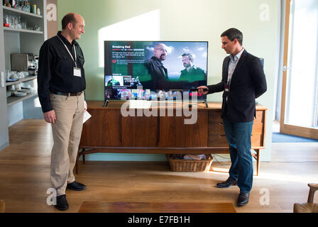 Berlin, Deutschland. 16. Sep, 2014. Direktor Gerätezertifizierung des Anbieters auf Abruf Internet Streaming-Medien Netflix, Bernd Hoidin (L), Director Business Development Europa von Netflix, Rene Rummel, demonstrieren den Dienst bei einem Pressegespräch in Berlin, Deutschland, 16. September 2014. Netflix bietet Internet-video-streaming für eine monatliche Gebühr. Foto: BERND VON JUTRCZENKA/DPA/Alamy Live-Nachrichten Stockfoto