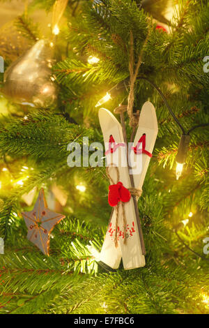 Hölzerne Schnee Ski Weihnachtsbaum Dekoration. Stockfoto