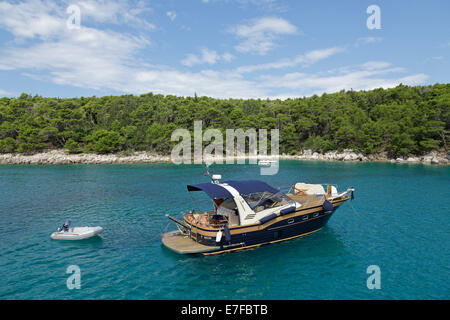 Yacht in einer Bucht von Insel Rab, Kvarner Bucht, Kroatien Stockfoto