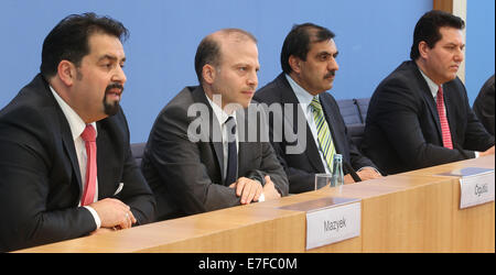 Vorsitzender des Vorstands der Zentralrat der Muslime in Deutschland (ZMD), Aiman A. Mazyek (L-R), Generalsekretär von der Association islamischen kulturellen Zentren (VIKZ), Seyfi Oeguetlue (L-R), Sprecher des KRM und Vorsitzender der islamischen Rates Ali Kizilkaya und Zekeriye Altug die türkisch-Islamische Union für religiöse Angelegenheiten (DITIB) eine Pressekonferenz abhalten in der Bundespressekonferenz in Berlin , Deutschland, 16. September 2014. Die Koalition der Muslime Pressekonferenz eine auf die aktuellen Konflikte unter den Tilte "Muslime stehen gegen Hass und Ungerechtigkeit". Foto: WOLFGANG KUMM Stockfoto