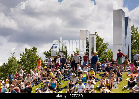 Tour de France 2014, Stufe 3, Menschenmassen beobachten das Hauptfeld auf der Queen Elizabeth Olympic Park, London pass. Stockfoto