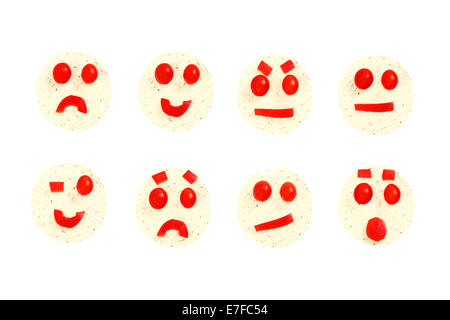 Mimik von Emotionen in der Reihe von runden Scheiben rote Paprika isoliert auf weißem Hintergrund, Käse und Tomaten Stockfoto