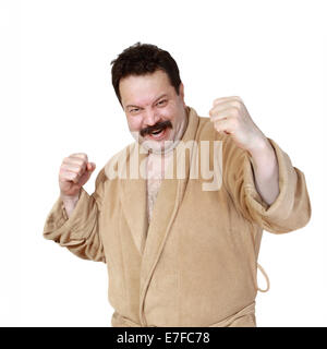 Mittleren Alter Mann im Gewand zeigt Haltung mit Wut Gesichtsausdruck zu kämpfen. Isoliert auf weißem Hintergrund Stockfoto