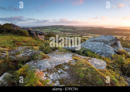 Sonnenaufgang von Helman Tor schroffen Felsen aus Granit und Moor in der Nähe von Bodmin in Cornwall, in Richtung Sweetshouse Stockfoto