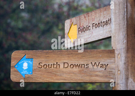 Ein Schild an Butser Hill in der Nähe von Petersfield für den South Downs Way und einen öffentlichen Fußweg Stockfoto