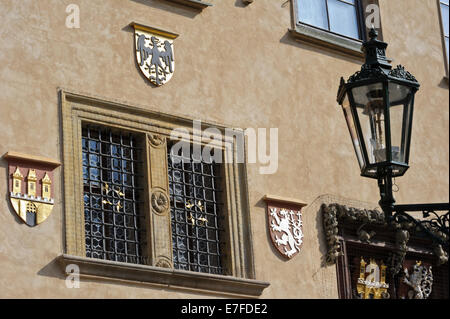 Die Fenster des alten Rathauses in Prag sind mit einer großen Auswahl an Wappen, Prag, Tschechische Republik eingerichtet. Stockfoto