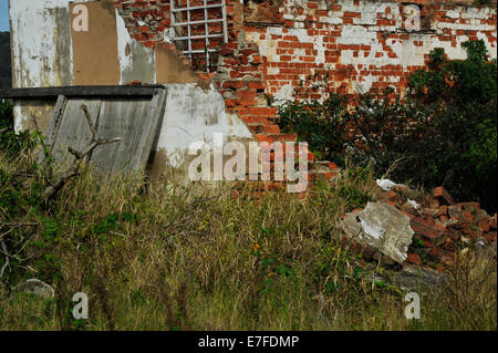 Durban, Südafrika, gebrochene Mauer, bröckelt rote Ziegelsteine, baufällige Gebäude, Urban Decay, Bauschutt, abstrakt, Hintergrund Stockfoto